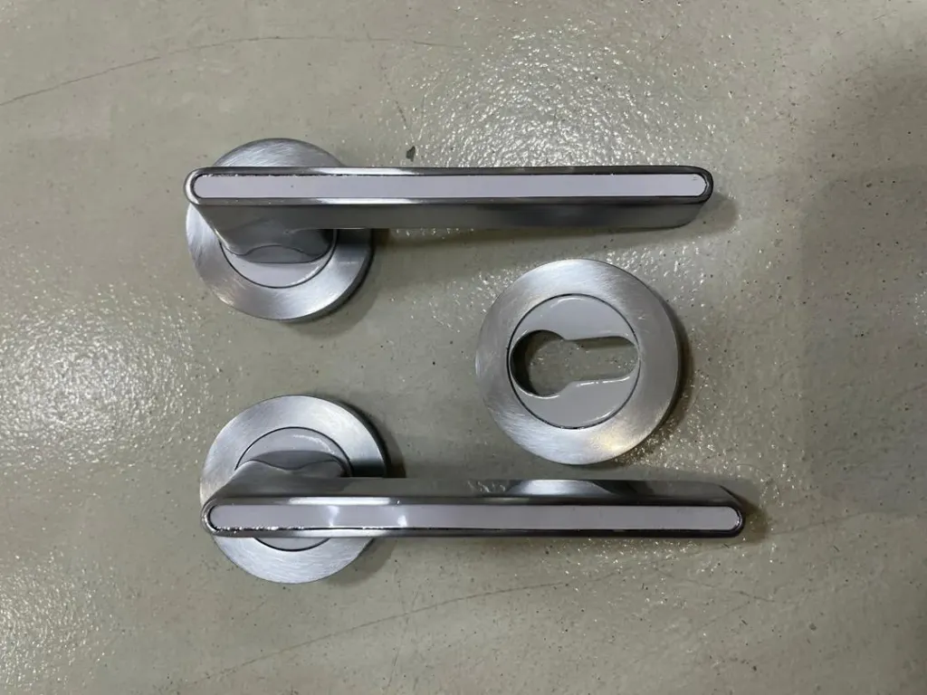 ZK22 ZEN MAT CHROME WHITE ROS CYL DOOR HANDLE