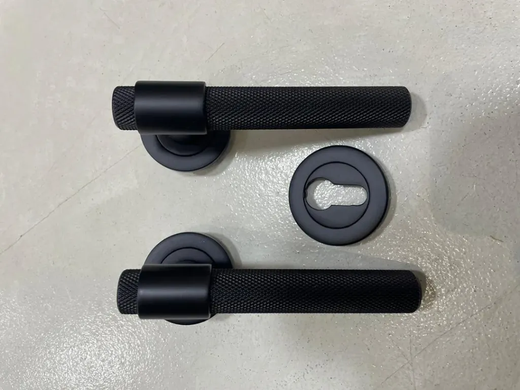 ZK62 PUNCH MAT BLACK ROS CYL DOOR HANDLE
